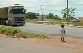 FALTA DE PASSARELA NA BR-265: ESTUDANTES ARRISCAM A VIDA PARA ATRAVESSAR A RODOVIA